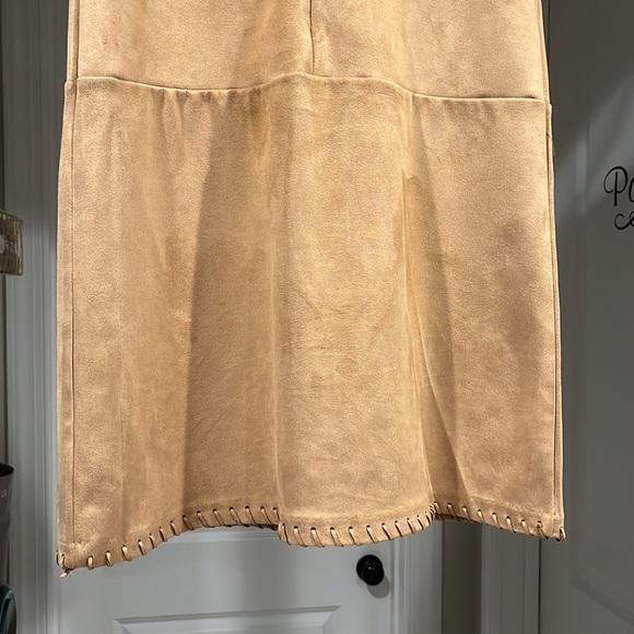 Suede dress👗so pretty and 💃ILNC goes with everything! Worn x 1.🌟💫👗
So in style! - Picture 8 of 8